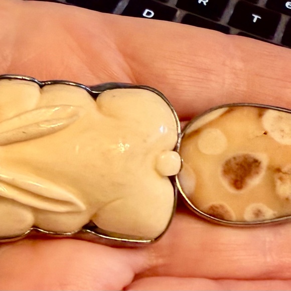 Amy Kahn Russell gorgeous carved rabbit and pink easter agate pendant pin HUGE - Picture 16 of 16